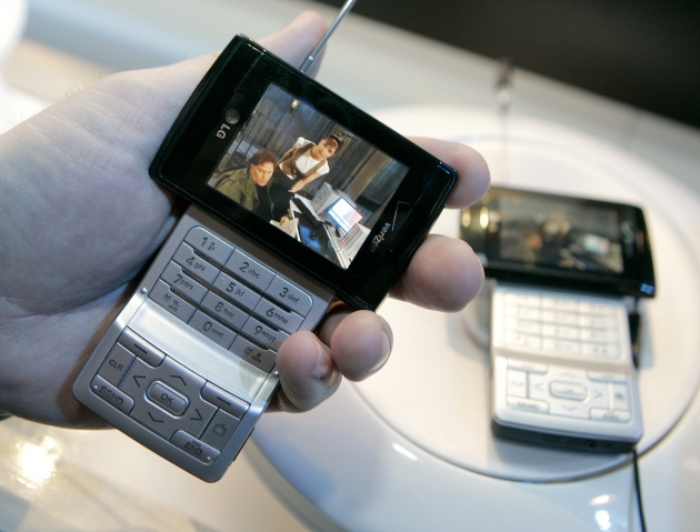 LG전자가 2007년 선보인 휴대폰 VX9400. 한경DB