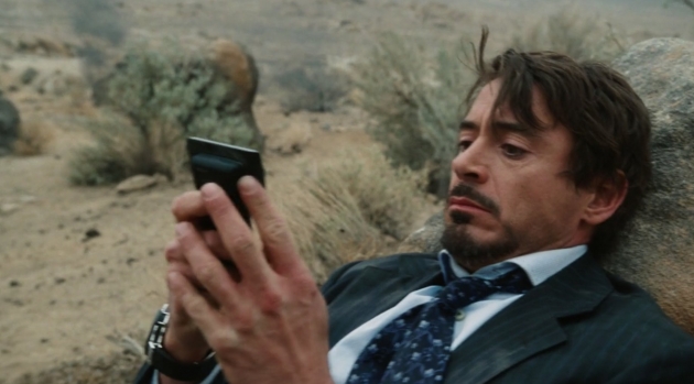 영화 '아이언맨'(2008)에서 주인공 토니 스타크가 LG전자 휴대폰 VX9400을 들고 있는 모습.