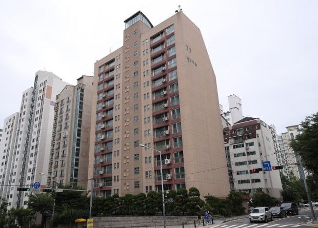 20일 서울 강남구 학동로 삼성월드타워 아파트(가운데) 모습. 금융투자업계와 부동산업계에 따르면 이지스자산운용이 운용하는 한 사모펀드는 지난달 중순 삼성월드타워를 사들였다. 11층 높이의 이 건물은 46가구가 사는 한 동짜리 아파트로, 1997년 입주를 시작했다. 당초 한 개인이 이 아파트 전체를 소유하고 있다가 이지스자산운용에 매도했으며, 매매가는 약 400억원에 달하는 것으로 알려졌다. 2020.7.20 [사진=연합뉴스]