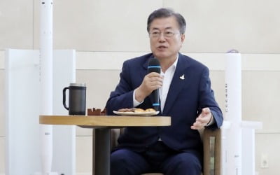 문 대통령, 국방과학연구소 방문…무기 참관 후 개발자 격려