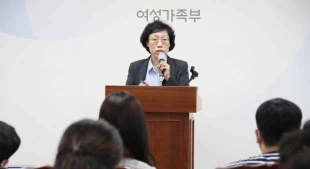 황윤정 여성가족부 권익증진국장이 23일 정부서울청사에서 서울시 현장점검 계획을 발표하고 있다. 사진=연합뉴스