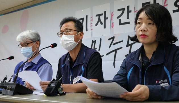 10일 중구 민주노총에서 김명환 위원장이 코로나19 극복을 위한 노사정 합의안 추인을 위한 임시대의원대회 추진 관련 기자간담회를 하고 있다.  김 위원장은 임시대의원대회에서 부결 시 위원장을 포함한 지도부가 전원 사퇴한다고 밝혔다. 임시대의원대회는 20일 온라인으로 진행한다. 오른쪽부터 김경자 수석부위원장, 김 위원장, 백석근 사무총장. 2020.7.10 [사진=연합뉴스]