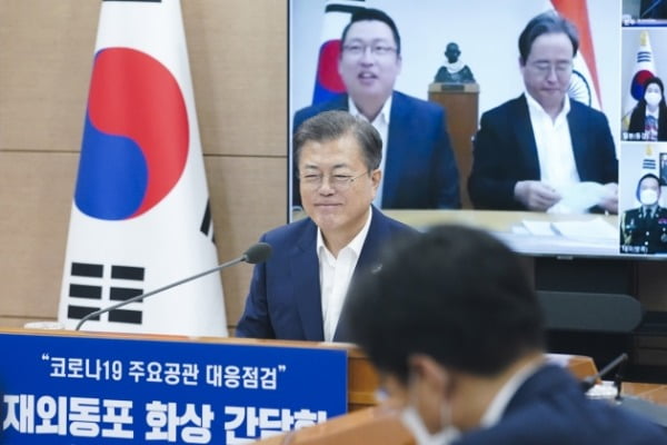 문재인 대통령이 지난 24일 서울 종로구 외교부 종합상황실에서 열린 재외동포 화상 간담회에서 송봉길 주인도대사, 재인도 은행원 손혁준씨와 대화하고 있다. /사진=뉴스1