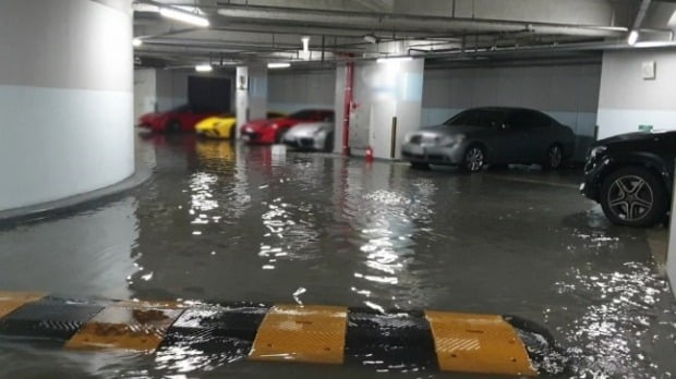 부산 해운대에 기록적인 폭우가 쏟아지며 센텀시티 일대에서 침수피해가 속출했다./사진=연합뉴스