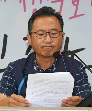 김명환 위원장이 24일 사퇴 기자회견 도중 울먹이고 있다. / 사진=신경훈 기자