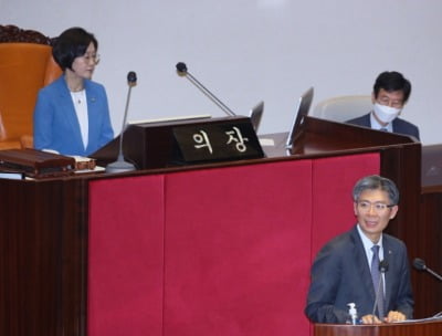 '정책질의' 조정훈 vs '삿대질' 김희국…극과극 대정부질문