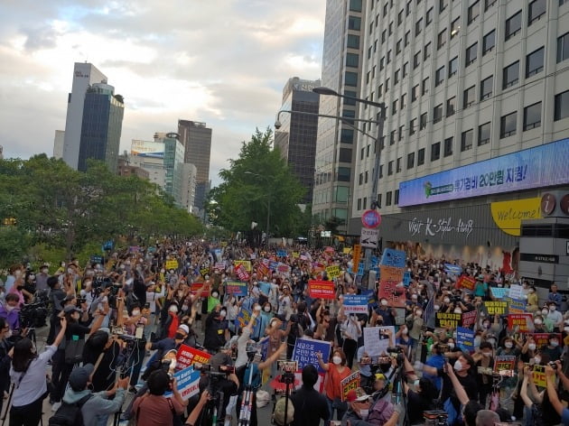 25일 서울 중구 예금보험공사 앞에서 열린 조세 저항 촛불 집회에서 참석자들이 정부의 부동산 대책을 비판하고 있다. /사진=서민준 기자 morandol@hankyung.com