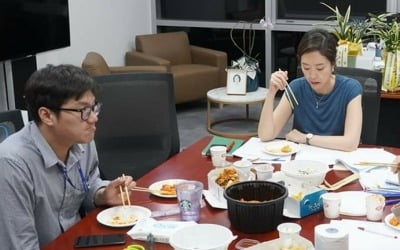 고민정 '젓가락과 보고서 둘 다 놓칠 수 없어' 떡볶이 먹으며 회의