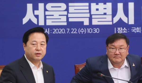 김두관 더불어민주당 의원(왼쪽)이 지난 22일 국회에서 열린 서울시 예산정책협의회에 참석하고 있다. /사진=연합뉴스
