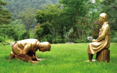 日언론 "소녀상 앞 무릎꿇은 남성 조형물…아베 총리 상징"