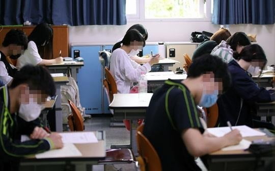 대학 신입생 절반가량이 재학 중에 재수를 준비하는 '반수'를 할 생각이 있는 것으로 나타났다./사진=연합뉴스