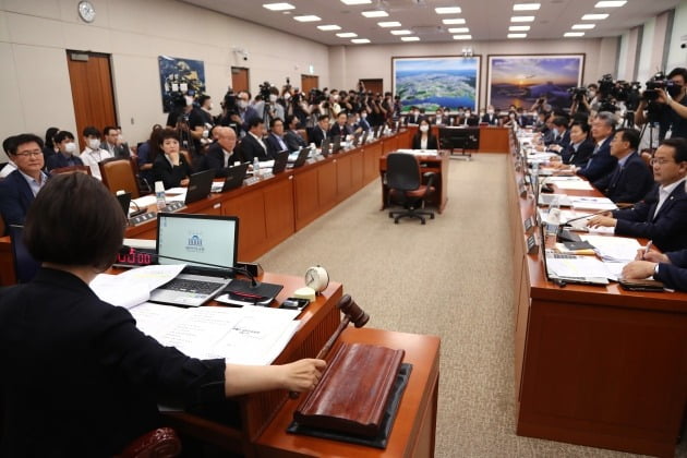 진선미 국회 국토교통위원장이 28일 국회에서 열린 국토교통위 전체회의에서 의사봉을 두드리고 있다. 연합뉴스