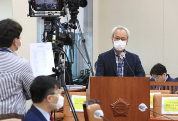 문성현 경제사회노동위원회 위원장이 29일 오전 서울 여의도 국회에서 열린 환경노동위원회 전체회의에서 업무보고를 하고 있다. /사진=연합뉴스