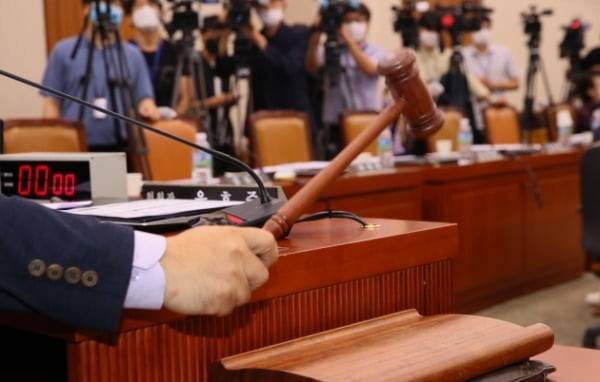 윤호중 국회 법사위원장이 29일 국회 법제사법위원회 전체회의에서 미래통합당 의원들이 퇴장한 가운데 주택임대차보호법 개정안 등 부동산 관련 법안을 가결하고 있다. 의사봉 뒤로 빈 통합당 의원들의 빈 좌석이 보인다. /사진=연합뉴스