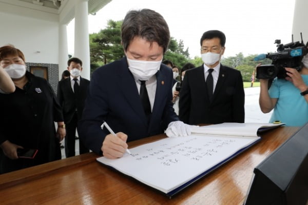 이인영 통일부 장관이 30일 오전 서울 동작구 국립서울현충원을 찾아 참배를 마친 후 방명록을 작성하고 있다. /사진=연합뉴스