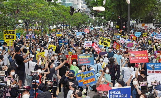 정부의 부동산 규제와 세금인상 등에 반발한 시민들이 지난 25일 저녁 서울 중구 을지로 예금보험공사 앞에서 촛불집회를 열었다.  신경훈 기자 khshin@hankyung.com