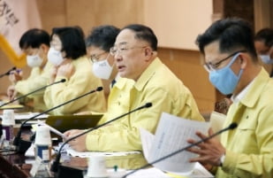 정부가 회사채·CP 매입기구(SPV) 설립 방안을 확정한 지난 5월 20일 홍남기 기획재정부 장관이 이날 열린 제4차 비상경제 중앙대책본부 회의에서 발언하고 있다. 연합뉴스 제공.