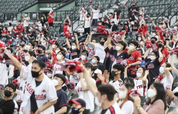 지난 28일 부산 사직구장에서 열린 프로야구 NC 다이노스- 롯데 자이언츠 경기에서 관중들이 응원하고 있다. /사진=연합뉴스