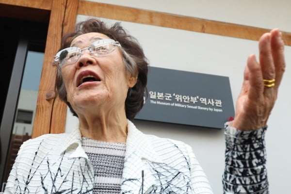 일본군 위안부 피해자 이용수 할머니가 지난 6월 대구 중구 서문로 희움 일본군 위안부 역사관에서 열린 '대구·경북 일본군 위안부 피해자 추모의 날' 행사를 마친 뒤 취재진과 만나 이야기 나누고 있다. /사진=뉴스1