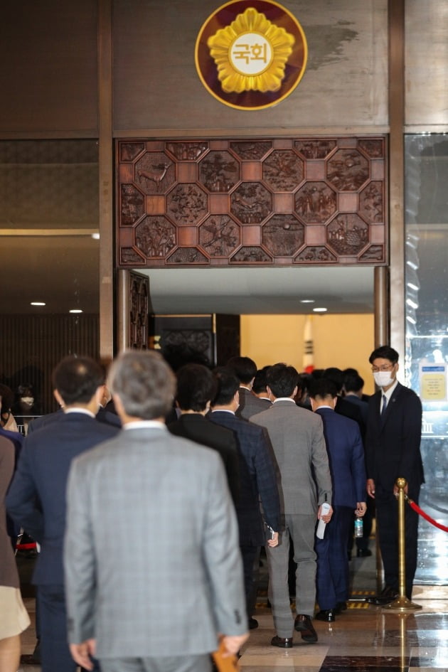 더불어민주당 의원들이 30일 국회에서 열린 제380회국회(임시회) 제7차 본회의에 참석하고 있다 . 뉴스1