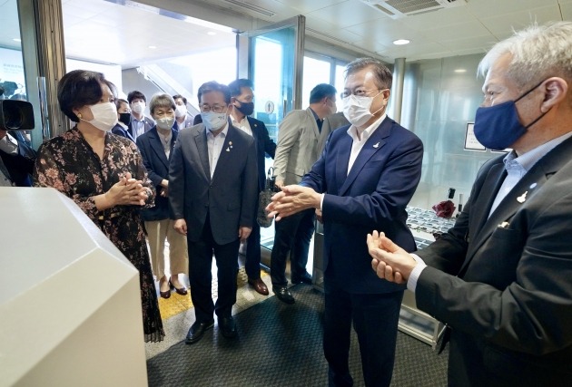 문재인 대통령과 김정숙 여사가 30일 오후 서울 용산구 국립중앙박물관에서 ‘새 보물 납시었네, 신국보보물전 2017-2019’ 관람을 위해 전시실로 들어가기 전 손을 소독하고 있다. 2020.7.30 [사진=연합뉴스]