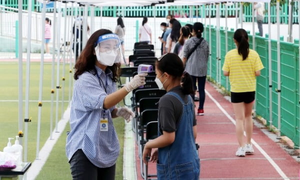 지난달 28일 서울 관악구 난우초등학교에 설치된 이동 선별진료소에서 학생들이 검체 채취를 받기 전 발열체크를 하고 있다. /사진=뉴스1(기사와 무관)