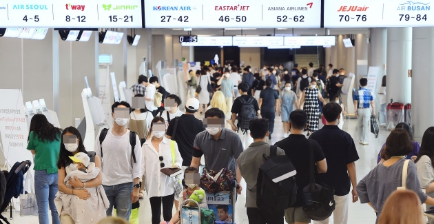 휴가철 붐비는 김포공항