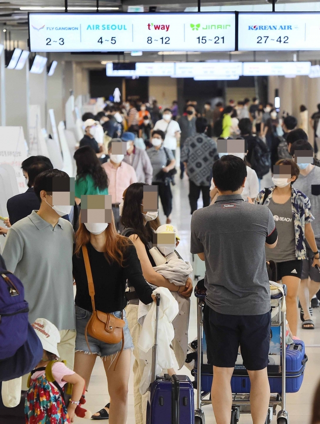 휴가철 붐비는 김포공항