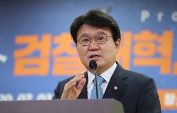 황운하 더불어민주당 의원이 지난 3일 서울 여의도 국회 의원회관에서 열린 '검찰개혁, 현주소와 향후 과제' 세미나에 참석, 인사말을 하고 있다. /사진=연합뉴스