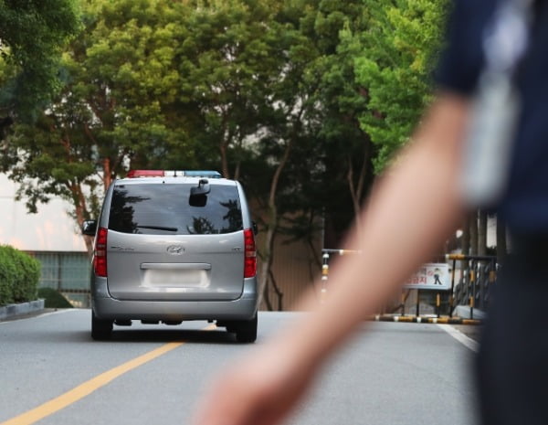 정부의 신종 코로나바이러스 감염증(코로나19) 방역 활동을 방해한 혐의 등으로 구속영장이 청구돼 31일 구속 전 피의자 심문(영장실질심사)을 마친 이만희 신천지 예수교 증거장막성전(신천지) 총회장이 탑승한 차량이 대기 장소인 경기도 수원시 팔달구 수원구치소로 들어가고 있다. /사진=연합뉴스