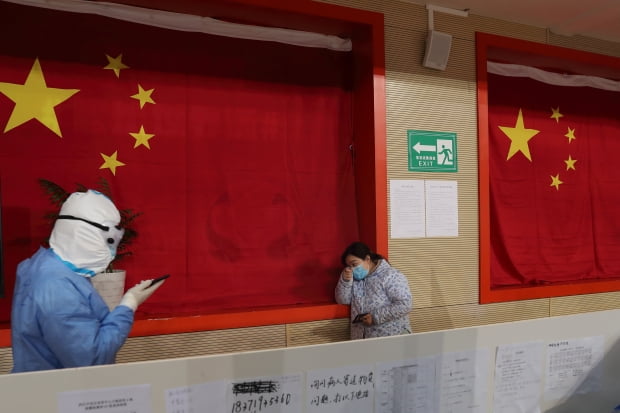 중국 우한의 스포츠경기장을 임시병원으로 개조해 코로나19 환자를 치료하고 있다. 로이터연합뉴스