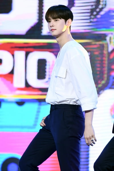 [포토] 아스트로 차은우, '멋진 모습에 시선강탈'