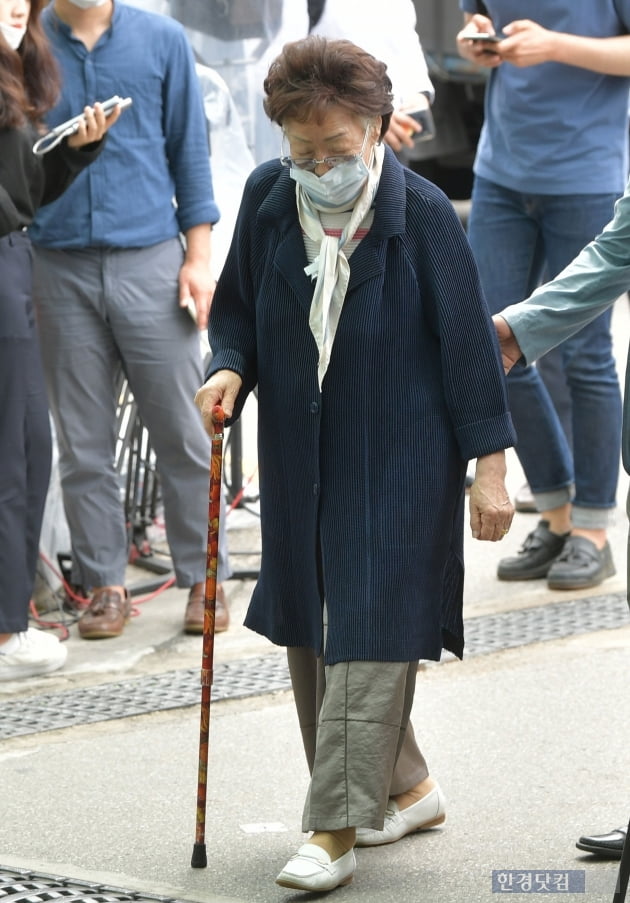 [포토] 지팡이 짚고 故 박원순 시장 빈소찾은 이용수 할머니