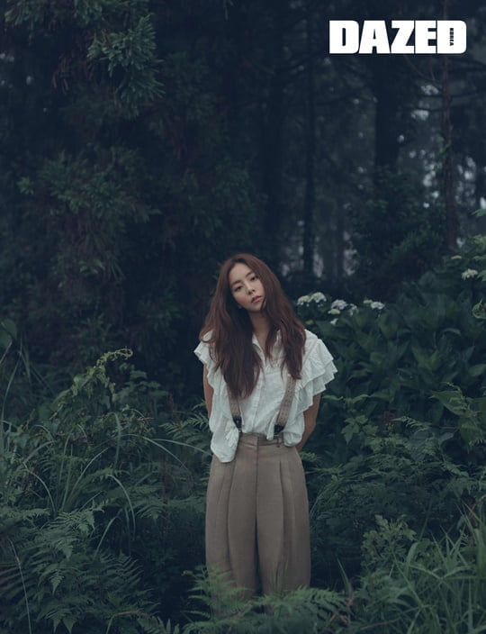 유이, 청량한 제주 자연 속 시크+도도 매력 발산 [화보]