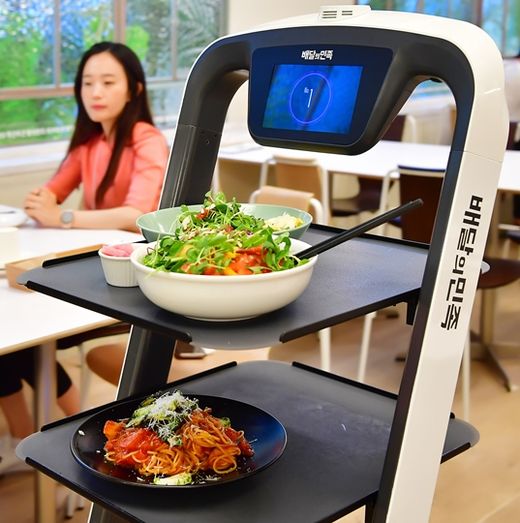 [미래형 점포] 배민, 스마트 오더로 주문하고 로봇이 서빙…레스토랑도 ‘비대면 시대’
