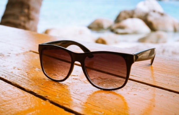 햇빛이 강한 여름에는 선글라스 착용을 일상화하는 것이 좋다. 단, 선글라스 렌즈의 색이 진하다고 해서 자외선차단율이 높은 것은 아니어서 주의가 요구된다./사진=게티이미지