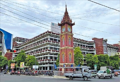 미얀마 제2의 도시 만달레이 시계탑 
