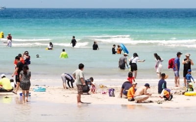 [포토] 제주도 해수욕장 개장…거리두기 지켜질까