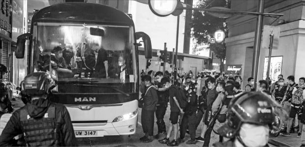 < 홍콩보안법 시행 첫날 370명 체포 > 홍콩 반환 23주년 기념일이자 홍콩 국가보안법이 시행된 지난 1일 홍콩보안법에 반대하는 시위에 참여했다가 체포된 시민들이 경찰 버스에 오르고 있다. /AFP연합뉴스
