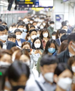 서울 광화문역에서 시민들이 마스크를 착용한 채 역을 나서고 있다. /한경DB  