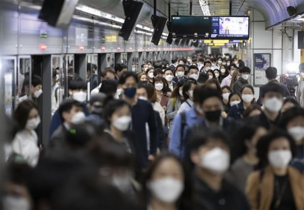 서울 광화문역에서 시민들이 마스크를 착용한 채 역을 나서고 있다. 사진=연합뉴스
