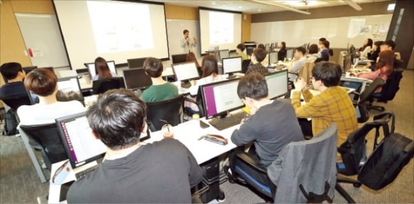 KT가 운영하는 ‘4차 산업 아카데미 인턴십 프로그램’에 참여한 대학생과 취업준비생들이 강의를 듣고 있다. KT 제공 