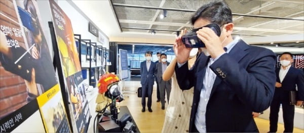 이재용 삼성전자 부회장이 사내 스타트업 ‘릴루미노’가 시각장애인을 위해 만든 가상현실(VR) 솔루션을 체험하고 있다.    삼성전자 제공 
