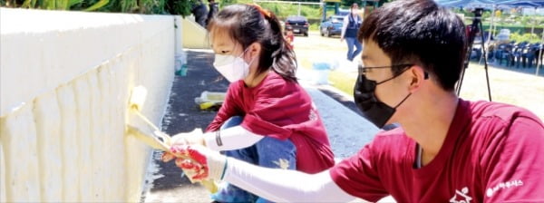 [김상무 & 이부장] 아이들과 함께 화단에 꿈을 칠하는 LG하우시스