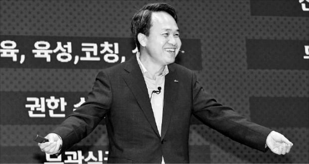 진옥동 신한은행장이 지난 7일 서울 태평로 본사에서 유튜브 스트리밍을 통해 리더십 강연을 하고 있다. 진 행장은 “개방적이고 유연한 기업문화를 조성해야 포스트 코로나 시대에 살아남을 수 있다”고 강조했다.  /신한은행 제공 