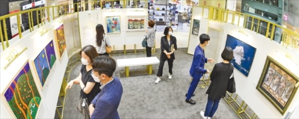 롯데몰 광명점 1층의 ‘갤러리K’에는 국내외 작가 28명의 작품이 전시돼 있다.  강은구 기자 egkang@hankyung.com 