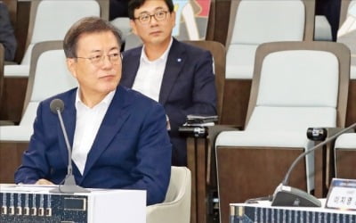 문 대통령 "일본과 다른 길 가겠다…소·부·장에 5조 이상 투자"