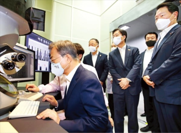 [포토] SK하이닉스 이천캠퍼스 찾은 문 대통령 “소·부·장 강국 도약할 것”