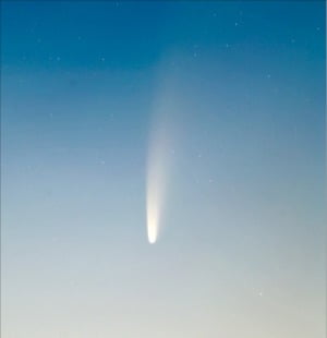 새벽에 북쪽 하늘 보세요…긴 꼬리 혜성쇼 펼쳐집니다
