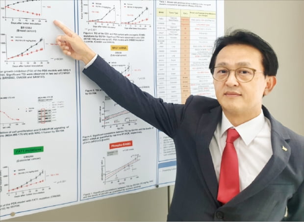 이석주 이수앱지스가 대표가 표적항암제 ISU104의 효능을 설명하고 있다.  임유 기자 